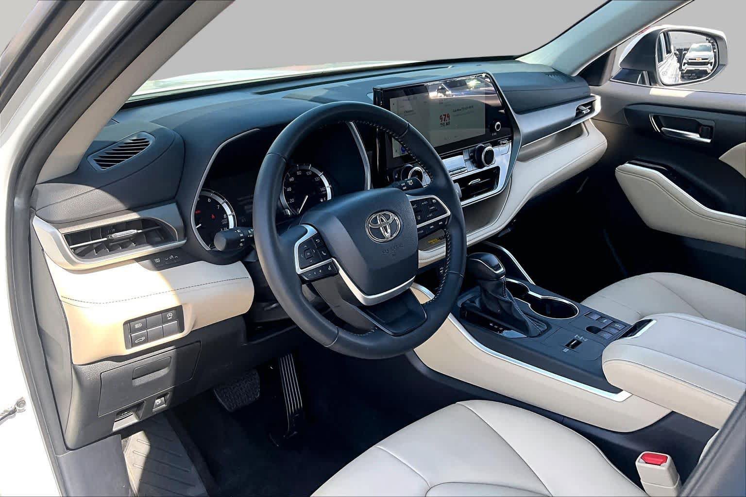 Used 2025 Toyota Highlander XLE FWD image 18