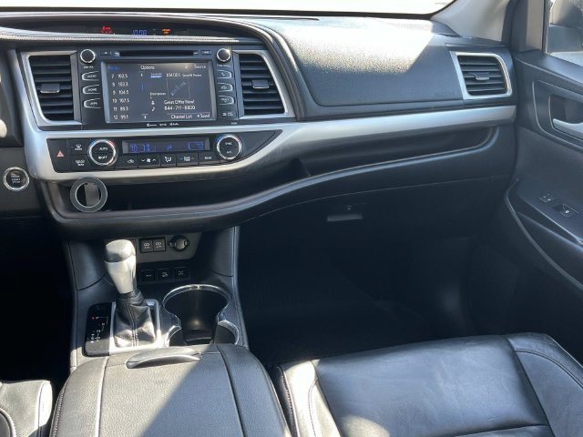 Used 2018 Toyota Highlander XLE AWD/4WD image 14