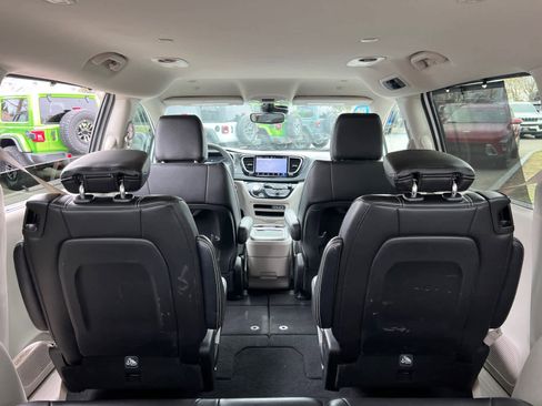 Used 2024 Chrysler Pacifica Touring-L FWD image 38