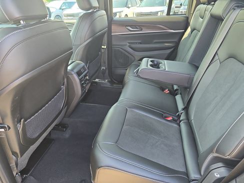 Used 2026 Jeep Grand Cherokee Altitude AWD/4WD image 16