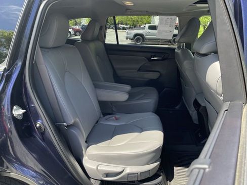 Used 2023 Toyota Highlander XLE AWD/4WD image 22