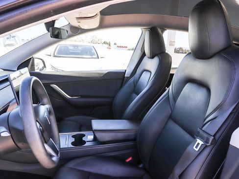 Used 2022 Tesla Model Y Long Range AWD/4WD image 18