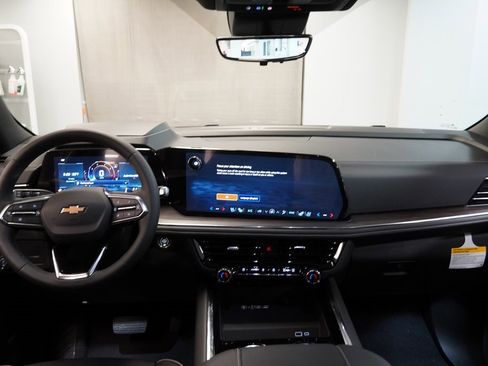 New 2025 Chevrolet Suburban Premier image 11