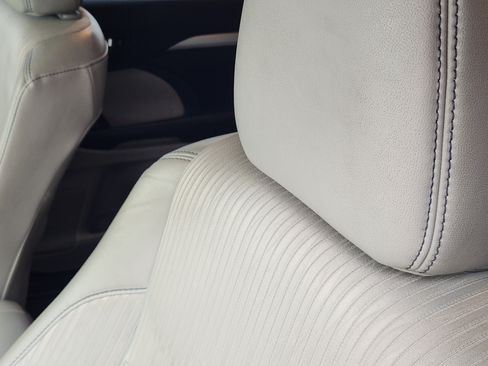 Used 2017 Toyota Highlander Plus FWD image 17