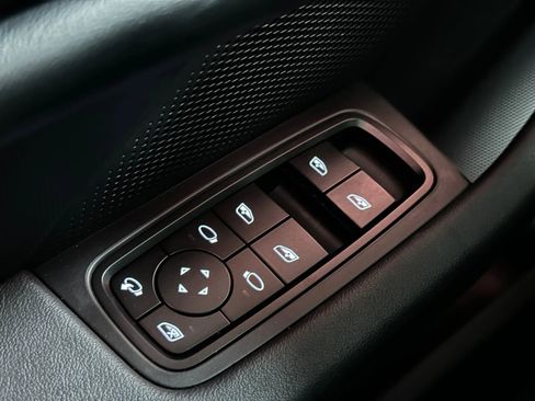 Used 2022 Porsche Taycan image 33