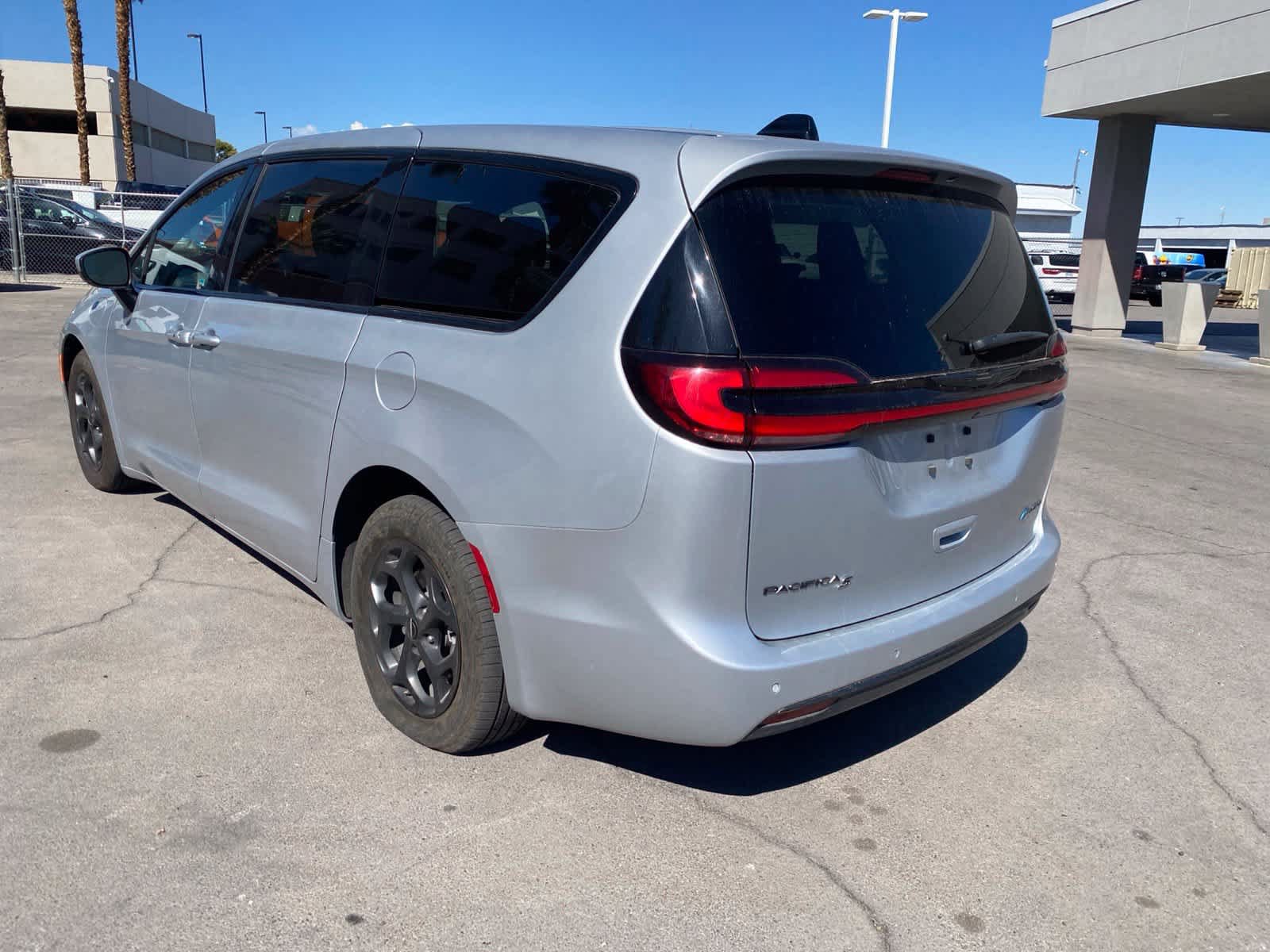 Used 2023 Chrysler Pacifica Touring-L w/ S Appearance Package FWD image 8