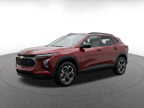 Used 2025 Chevrolet Trax LT w/ LT Convenience Package FWD image 3