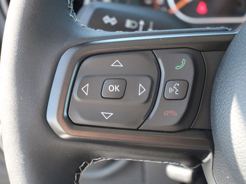 Used 2026 Jeep Gladiator Rubicon w/ Technology Group AWD/4WD image 9