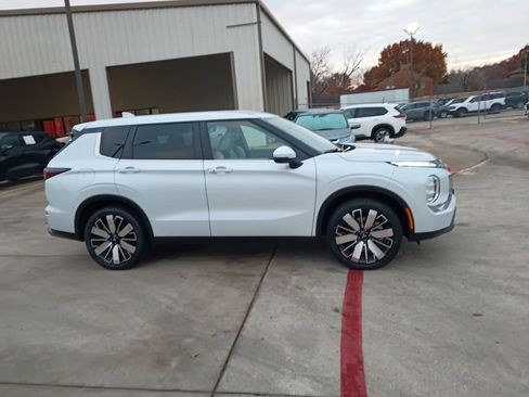 Used 2025 Mitsubishi Outlander SE image 7