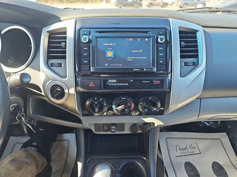 Used 2015 Toyota Tacoma Base image 24