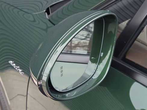 Certified 2025 Porsche Macan Electric image 30