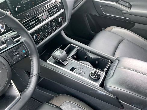 Used 2025 Nissan Pathfinder SL image 17