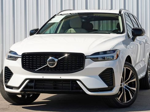 Used 2023 Volvo XC60 T8 Plus w/ Climate Package image 3