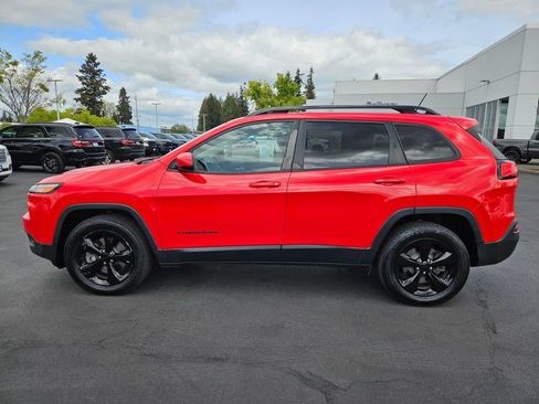 Used 2018 Jeep Cherokee Latitude w/ Altitude Package AWD/4WD image 3