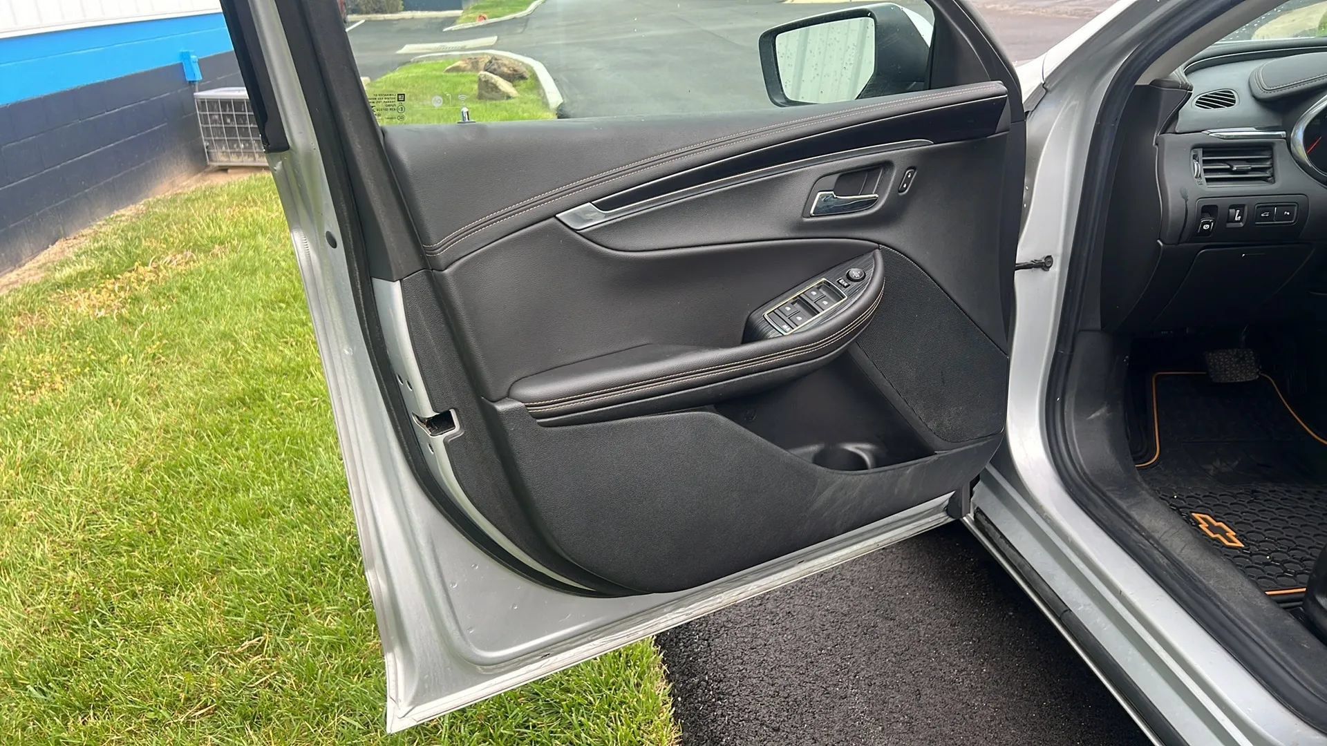 Used 2016 Chevrolet Impala LT w/ Convenience Package FWD image 9