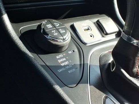 Used 2022 Jeep Cherokee Trailhawk AWD/4WD image 16