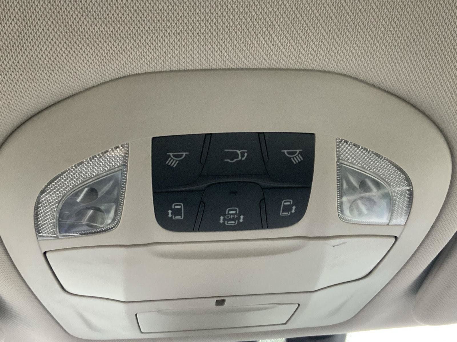 Used 2017 Chrysler Pacifica Touring-L FWD image 40