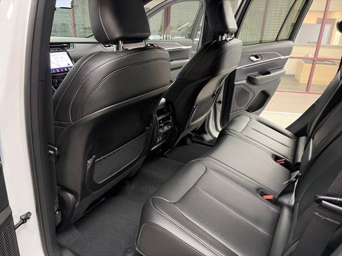 Used 2025 Jeep Grand Cherokee Limited w/ Black Appearance Package AWD/4WD image 36