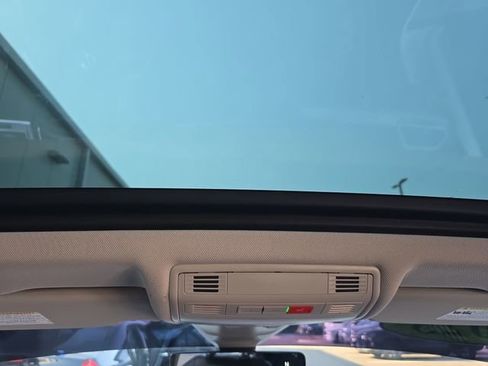Used 2023 Volkswagen Tiguan SE w/ Panoramic Sunroof Package FWD image 16