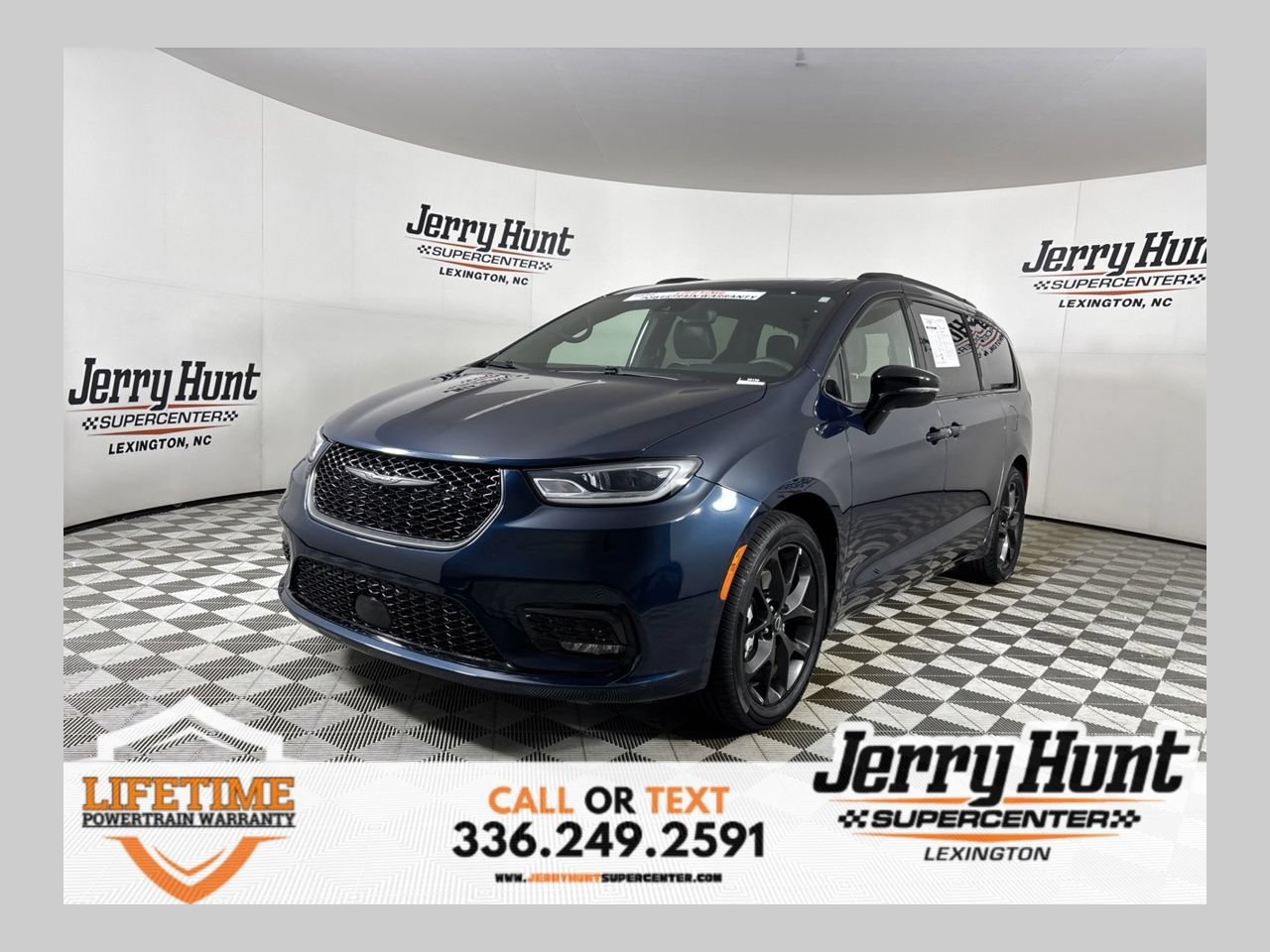 Used 2025 Chrysler Pacifica Limited FWD image 1