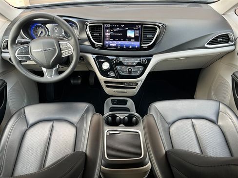 Used 2024 Chrysler Pacifica Touring-L FWD image 5