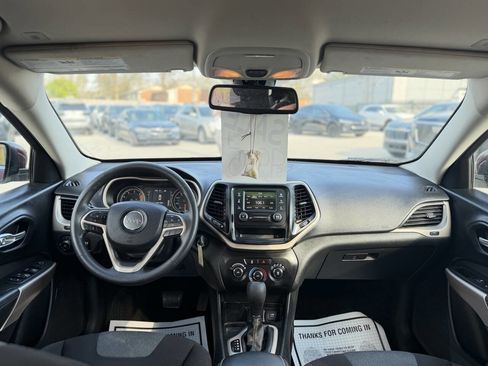 Used 2018 Jeep Cherokee Latitude FWD image 12