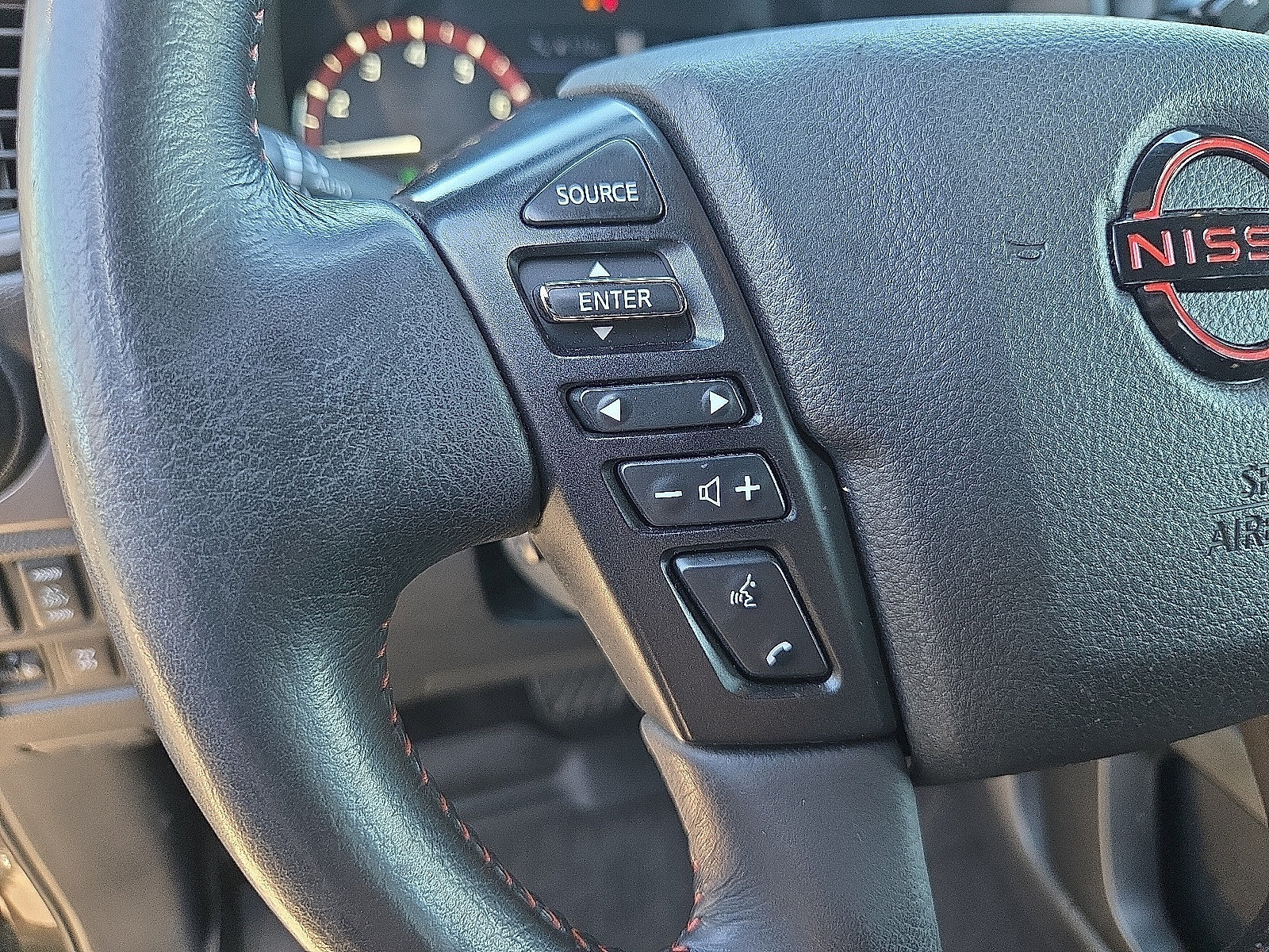 Used 2023 Nissan Titan PRO-4X w/ Pro-4x Convenience Package AWD/4WD image 12