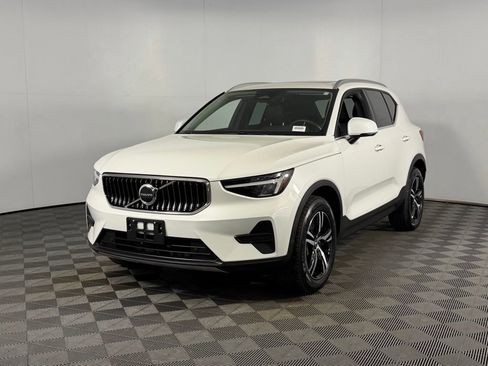 Used 2025 Volvo XC40 B5 Core image 3