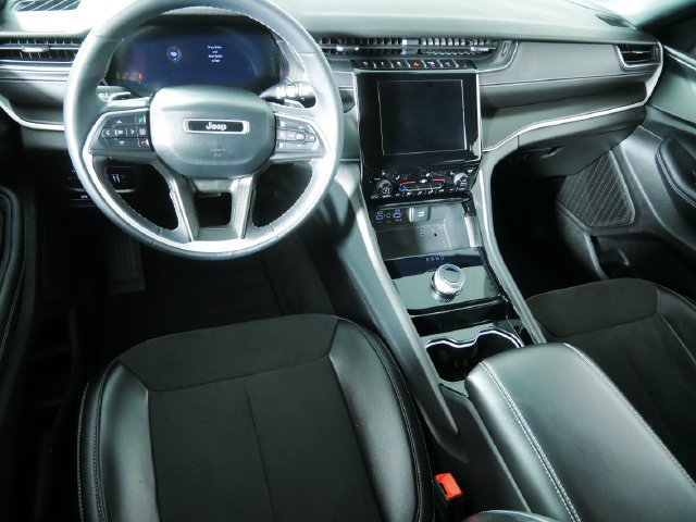 Used 2023 Jeep Grand Cherokee Altitude AWD/4WD image 4