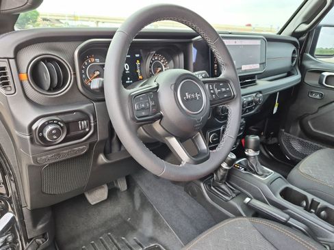 Used 2025 Jeep Gladiator Mojave AWD/4WD image 10