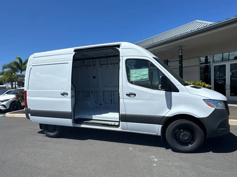 Used 2025 Mercedes-Benz Sprinter 2500 image 6