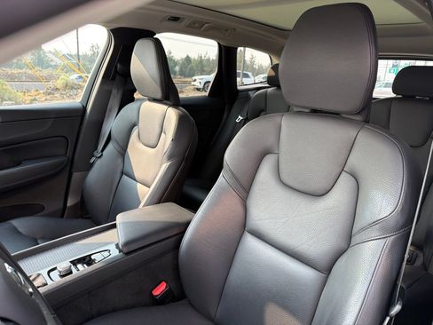Used 2020 Volvo XC60 T6 Momentum AWD/4WD image 19