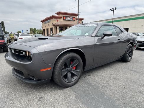 Used 2019 Dodge Challenger SXT RWD image 2