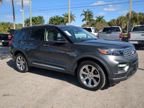 Used 2020 Ford Explorer Platinum w/ Premium Technology Package image 2