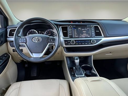 Certified 2017 Toyota Highlander XLE FWD image 13