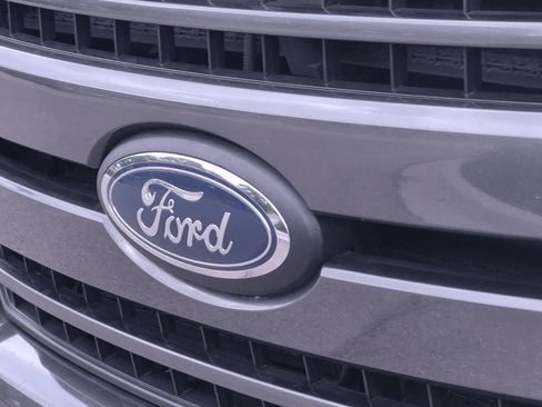 Used 2018 Ford F150 XLT w/ Equipment Group 302A Luxury AWD/4WD image 12
