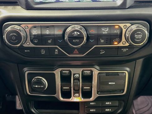 Used 2018 Jeep Wrangler Unlimited Sahara AWD/4WD image 15