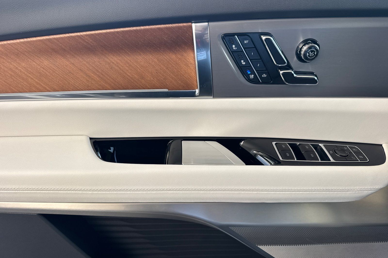 New 2027 Cadillac Vistiq Luxury w/ LPO, Floor Liner Package AWD/4WD image 11