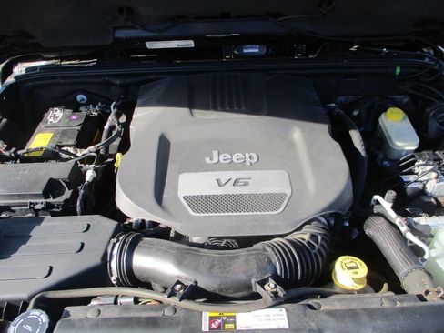 Used 2014 Jeep Wrangler Unlimited Sahara image 13