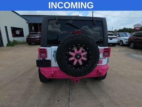 Used 2015 Jeep Wrangler Unlimited Rubicon w/ Connectivity Group AWD/4WD image 11