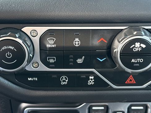 Used 2025 Jeep Wrangler Unlimited Sahara AWD/4WD image 16