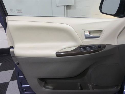 Used 2015 Toyota Sienna XLE FWD image 18