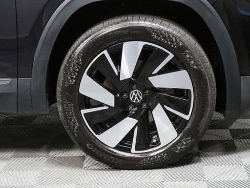 Certified 2025 Volkswagen Atlas Cross Sport SE FWD image 9