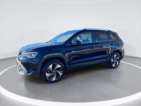 Used 2025 Volkswagen Taos SE AWD/4WD image 1