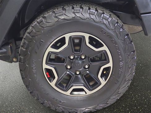 Used 2015 Jeep Wrangler Unlimited Rubicon image 34