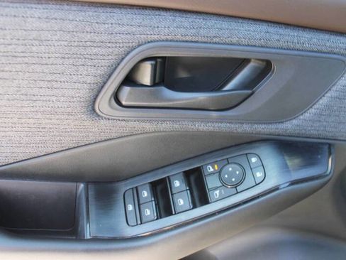 Used 2023 Nissan Rogue S image 16