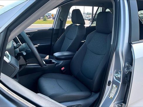 Used 2025 Toyota RAV4 XLE AWD/4WD image 25