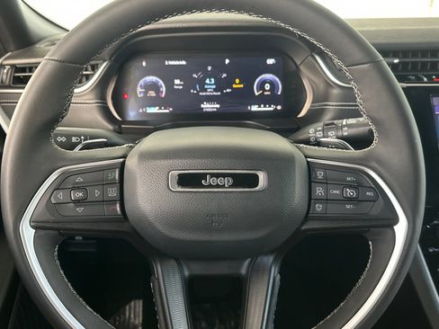 Used 2023 Jeep Grand Cherokee Altitude AWD/4WD image 10