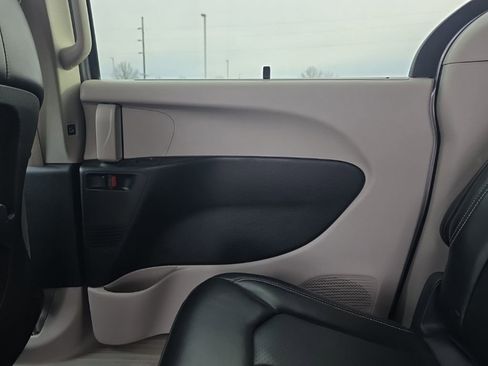 Used 2024 Chrysler Pacifica Touring-L image 11