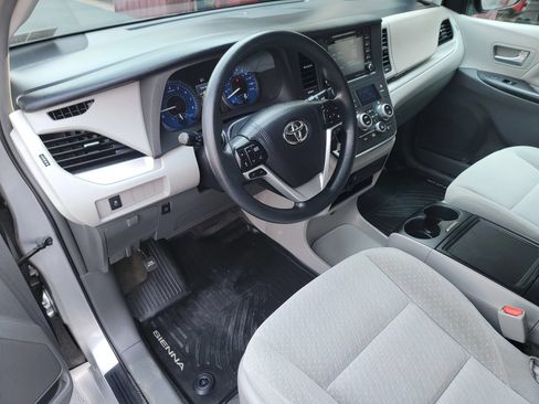 Used 2018 Toyota Sienna LE w/ Carpet Mat Package FWD image 9